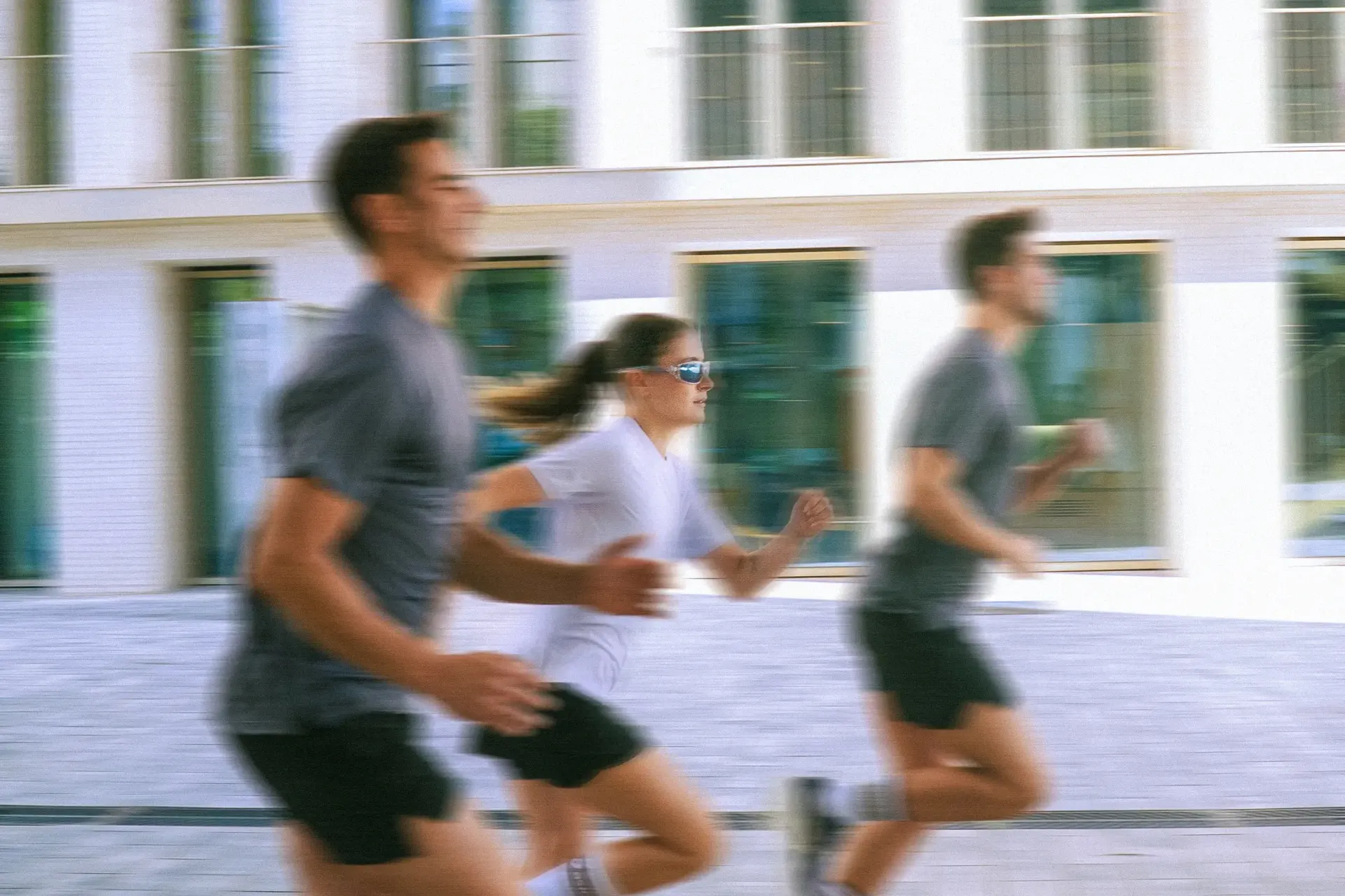 3 persones corrent a barcelona en una sortida de DiR Running Club