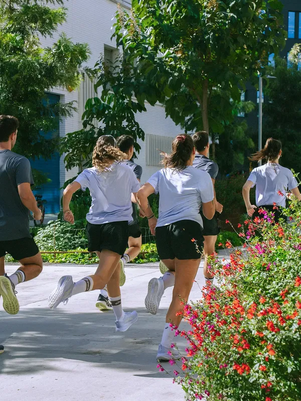 Grup de gent corrents per barcelona en una sortida de dir running club