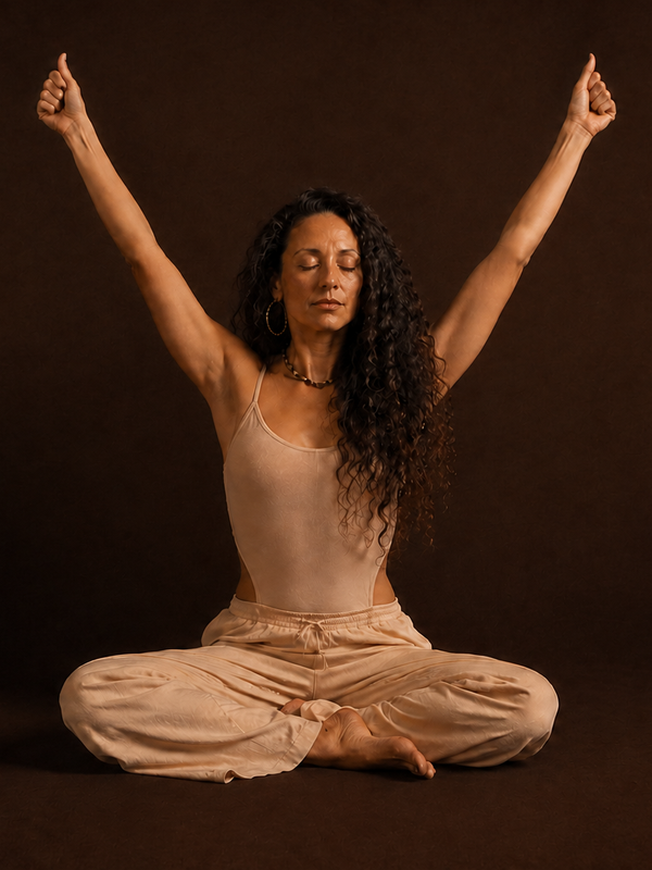 mujer praticando yoga energético